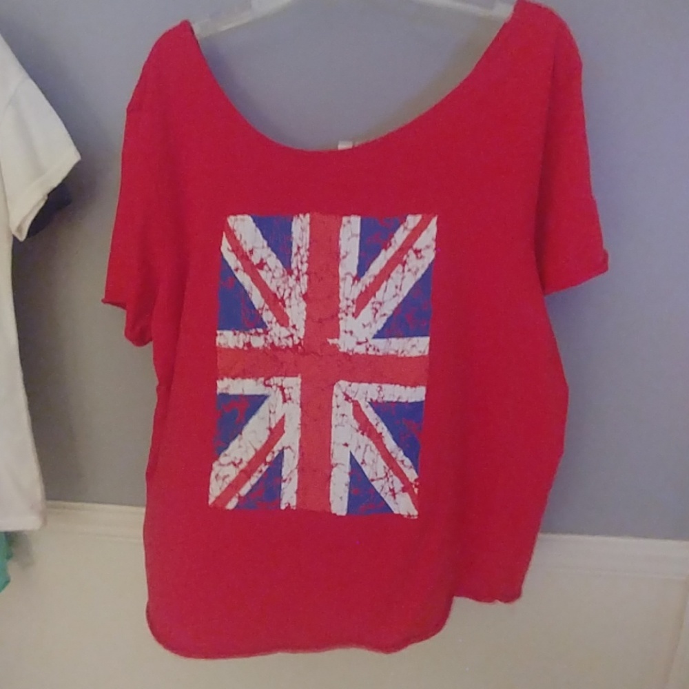 Off shoulder Tee.